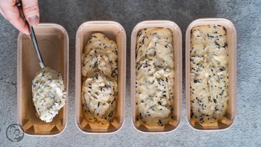 Schokostreusel Kuchen 2 | Ein sehr häufiger Ansatz für eine Rezeptentwicklung läuft bei uns so ab: Einer von uns beiden findet eine Zutat in unserem Vorrat, die wir schon komplett vergessen haben und die jetzt einfach mal weg muss. Also muss ein Rezept her, dass sich um diese eine Zutat dreht. Am Wochenende ging es uns so mit einer großen Packung Hagelslag, die Sascha aus dem Food.Blog.House. in Holland mitgebracht hat. Und ja genau, das ist schon ewig her. Das Ergebnis ist ein super super saftiger Schokostreusel-Kuchen, der süchtigmachend lecker ist!