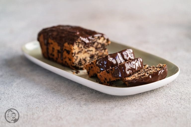 Schokostreusel Kuchen 8 | Wenn uns eine Sache verbindet, dann ist es der Sonntagnachmittag mit Kaffee, Kuchen und der Frage: „Wer schneidet an?“ Aus genau dieser Liebe ist über die Jahre eine ziemlich große Sammlung geworden – mal schnell vom Blech, mal sonntäglich aus der Springform, mal nach einem Rezept, das schon Oma Lore in ihrer Kölner Küche gebacken hat.