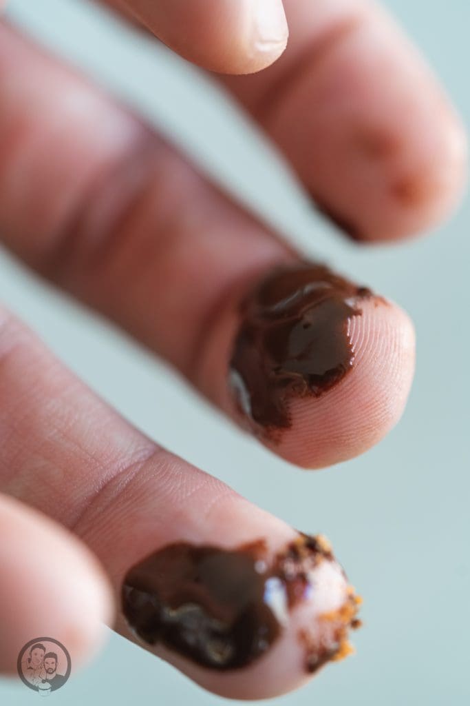 Schokostreusel Kuchen v2 10 | Ein sehr häufiger Ansatz für eine Rezeptentwicklung läuft bei uns so ab: Einer von uns beiden findet eine Zutat in unserem Vorrat, die wir schon komplett vergessen haben und die jetzt einfach mal weg muss. Also muss ein Rezept her, dass sich um diese eine Zutat dreht. Am Wochenende ging es uns so mit einer großen Packung Hagelslag, die Sascha aus dem Food.Blog.House. in Holland mitgebracht hat. Und ja genau, das ist schon ewig her. Das Ergebnis ist ein super super saftiger Schokostreusel-Kuchen, der süchtigmachend lecker ist!