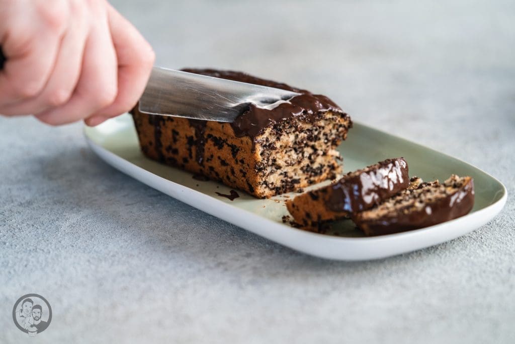 Schokostreusel Kuchen v2 7 | Ein sehr häufiger Ansatz für eine Rezeptentwicklung läuft bei uns so ab: Einer von uns beiden findet eine Zutat in unserem Vorrat, die wir schon komplett vergessen haben und die jetzt einfach mal weg muss. Also muss ein Rezept her, dass sich um diese eine Zutat dreht. Am Wochenende ging es uns so mit einer großen Packung Hagelslag, die Sascha aus dem Food.Blog.House. in Holland mitgebracht hat. Und ja genau, das ist schon ewig her. Das Ergebnis ist ein super super saftiger Schokostreusel-Kuchen, der süchtigmachend lecker ist!