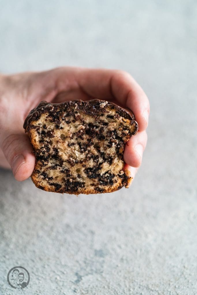 Schokostreusel Kuchen v2 9 | Ein sehr häufiger Ansatz für eine Rezeptentwicklung läuft bei uns so ab: Einer von uns beiden findet eine Zutat in unserem Vorrat, die wir schon komplett vergessen haben und die jetzt einfach mal weg muss. Also muss ein Rezept her, dass sich um diese eine Zutat dreht. Am Wochenende ging es uns so mit einer großen Packung Hagelslag, die Sascha aus dem Food.Blog.House. in Holland mitgebracht hat. Und ja genau, das ist schon ewig her. Das Ergebnis ist ein super super saftiger Schokostreusel-Kuchen, der süchtigmachend lecker ist!