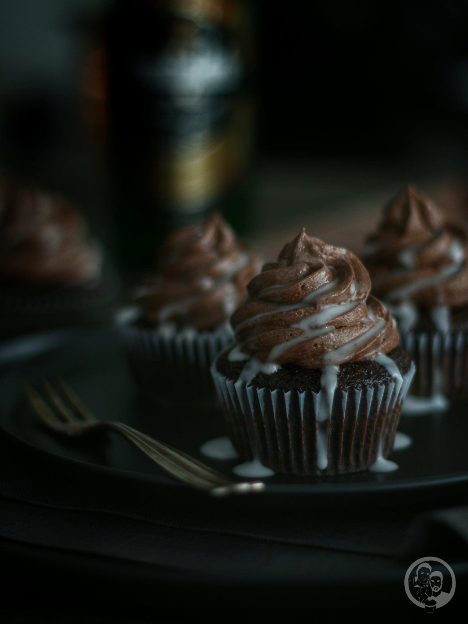 Whisky Bacon Cupcakes 4 | Einige von Euch kennen bestimmt schon unsere Whisky-Schoko-Cupcakes. Denn wir haben sie schon vor drei Jahren gebacken und hier auf dem Blog veröffentlicht. Warum zeigen wir sie also noch einmal? Zum einen möchten wir, dass auch alle von Euch, die neu dazu gekommen sind, diese leckeren Cupcakes kennen lernen und ausprobieren. Zum anderen hat Sascha vor ein paar Tagen ein Video von Horst Lüning gesehen und musste unbedingt einen Lipsync dazu machen. Wer Hort Lüning nicht kennt, der sollte mal (keine Werbung) auf Whisky.de vorbei schauen und seinen Verkostungen, die er in Videos zu den meisten Whiskys online stellt zuschauen und zuhören.