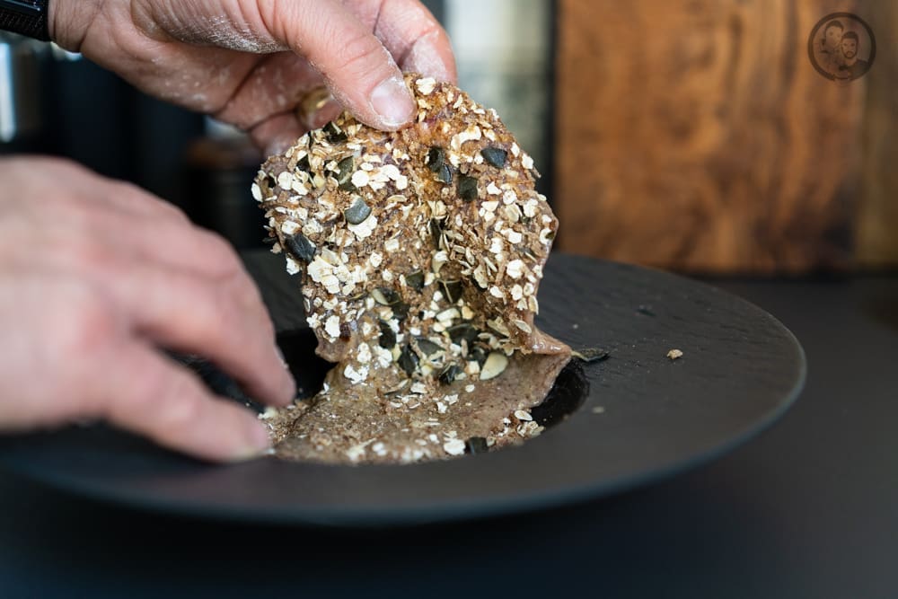 wildschnitzel 1 | Unser Rezept, das wir euch heute zeigen werden, ist durch einen Besuch im Baden-Württembergischen Freudenberg inspiriert. Dort waren wir in einem Hotel in der näheren Umgebung untergebracht. Und als wir die Speisekarte eines kleinen Restaurants gegenüber, mit gut-bürgerlicher Küche lasen, mussten wir unbedingt dort an einem Abend essen gehen. Die Karte war nicht sehr groß und das lieben wir ohnehin. Aber das Wildschnitzel hat sofort unsere Aufmerksamkeit auf sich gezogen.