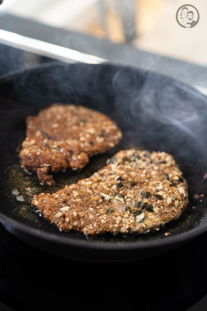 wildschnitzel 2 | Unser Rezept, das wir euch heute zeigen werden, ist durch einen Besuch im Baden-Württembergischen Freudenberg inspiriert. Dort waren wir in einem Hotel in der näheren Umgebung untergebracht. Und als wir die Speisekarte eines kleinen Restaurants gegenüber, mit gut-bürgerlicher Küche lasen, mussten wir unbedingt dort an einem Abend essen gehen. Die Karte war nicht sehr groß und das lieben wir ohnehin. Aber das Wildschnitzel hat sofort unsere Aufmerksamkeit auf sich gezogen.