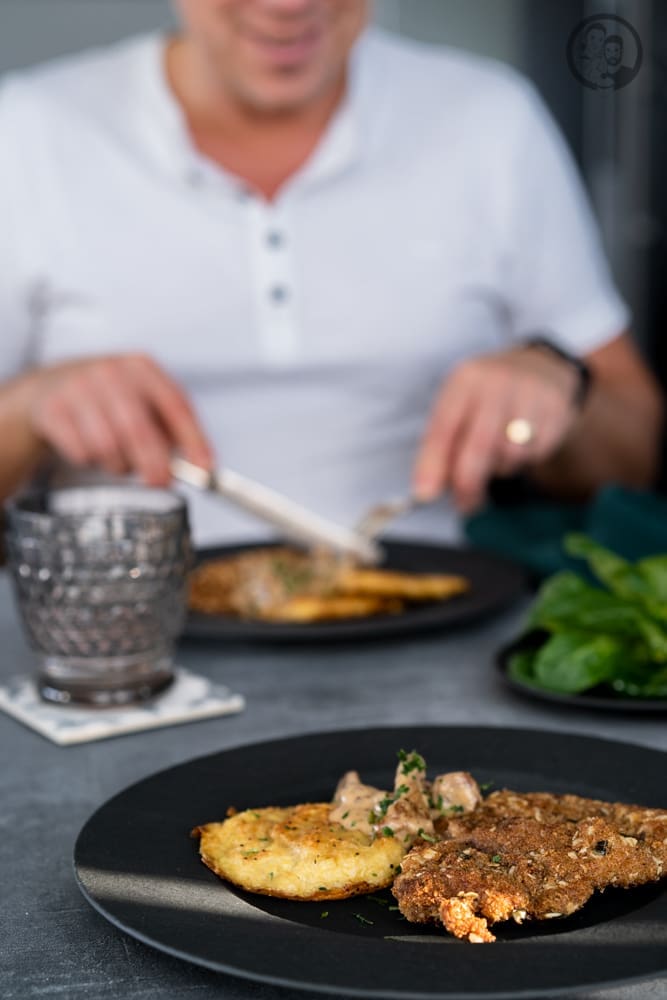 wildschnitzel 4 | Unser Rezept, das wir euch heute zeigen werden, ist durch einen Besuch im Baden-Württembergischen Freudenberg inspiriert. Dort waren wir in einem Hotel in der näheren Umgebung untergebracht. Und als wir die Speisekarte eines kleinen Restaurants gegenüber, mit gut-bürgerlicher Küche lasen, mussten wir unbedingt dort an einem Abend essen gehen. Die Karte war nicht sehr groß und das lieben wir ohnehin. Aber das Wildschnitzel hat sofort unsere Aufmerksamkeit auf sich gezogen.