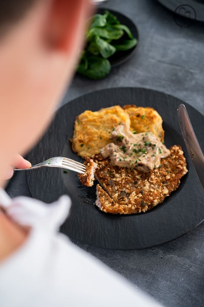 wildschnitzel 5 | Unser Rezept, das wir euch heute zeigen werden, ist durch einen Besuch im Baden-Württembergischen Freudenberg inspiriert. Dort waren wir in einem Hotel in der näheren Umgebung untergebracht. Und als wir die Speisekarte eines kleinen Restaurants gegenüber, mit gut-bürgerlicher Küche lasen, mussten wir unbedingt dort an einem Abend essen gehen. Die Karte war nicht sehr groß und das lieben wir ohnehin. Aber das Wildschnitzel hat sofort unsere Aufmerksamkeit auf sich gezogen.