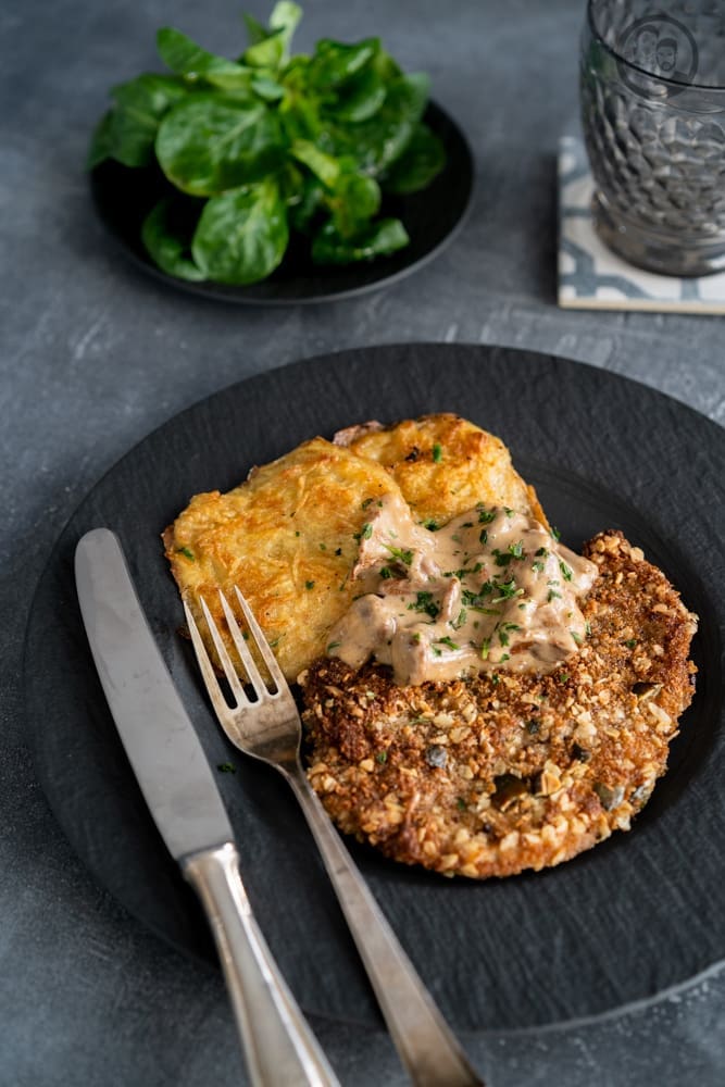 Wildschnitzel aus Wildschweinfleisch mit Pfifferlingrahm als klassisches Wildrezept