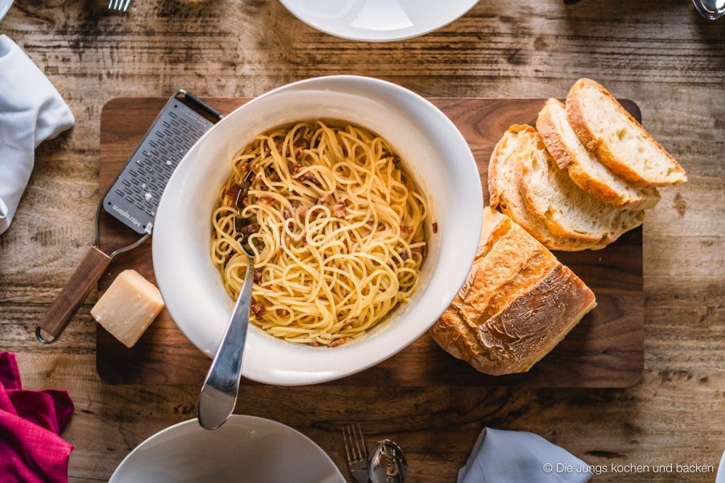 Zutaten für originale Carbonara Spaghetti Ei Pecorino Parmesan Guanciale