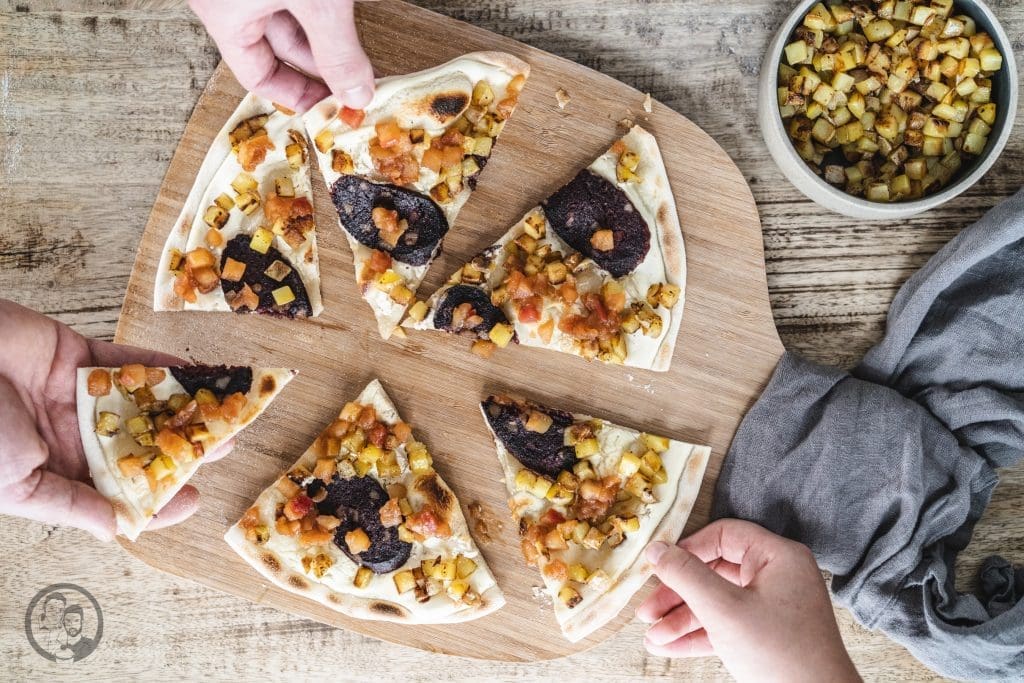 Kölscher flammkuchen 13 | Heute geht es bei uns mal so richtig lokal zu, denn wir haben eines unserer liebsten kölschen Gerichte als Inspirationsquelle genutzt. Himmel & Ääd kennt hier jeder. Die unfassbar leckere Kombination aus Apfel (Himmel) und Kartoffeln (Erde) und das gepaart mit einer leckeren gebratenen Blutwurst. Wir haben nun genau diese leckeren Komponenten genutzt, um unseren Kölschen Flammkuchen zu kreieren.
