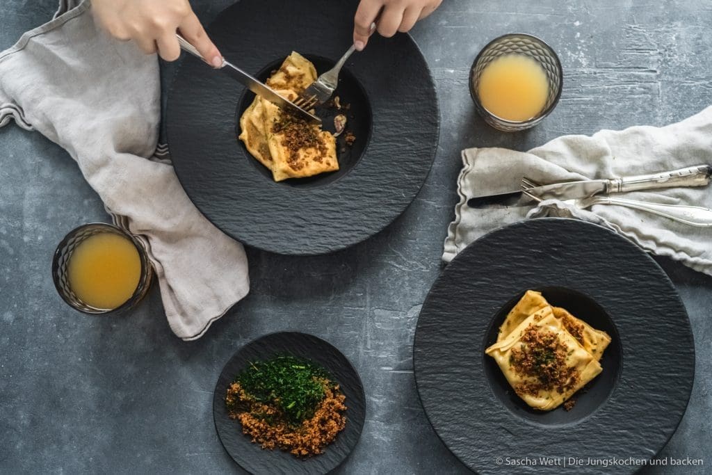 Maultaschen kräuter iglo 14 | Heute haben wir ein Rezept für euch, das traditioneller kaum sein könnte. So gerne wir auch alle Speisen der Welt mögen, hat die deutsche Küche auch so viele tolle Aspekte zu bieten. Man muss sie einfach in einen großen Sack schmeißen, kräftig schütteln und sich überraschen lassen was dabei raus kommt. So kamen wir auf die Idee für diese genialen Sauerkraut-Maultaschen - mit dabei ist außerdem noch Schinken aus dem Schwarzwald und leckere Kräuter von iglo aus dem Münsterland.