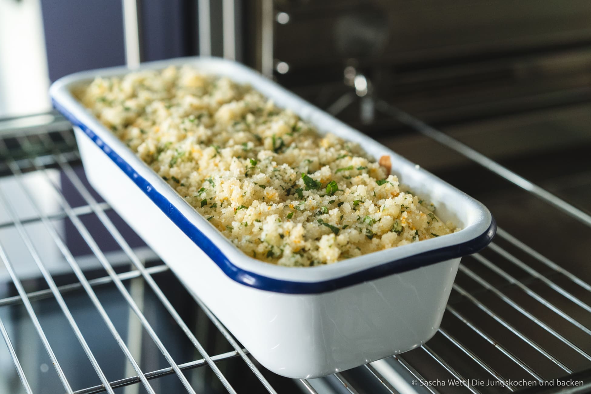 Orangenkuchen mit Minzstreuseln 2 Orangenkuchen im Ofen mit rohen Minzstreuseln