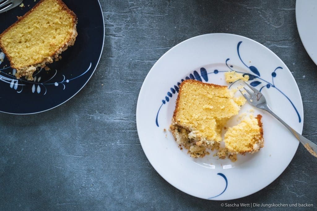 Orangenkuchen Minzstreusel Rezept 7 | Die Sonne löst bei uns gerade einen großen Schwung an guter Laune aus. Wir sind wieder aktiver, machen einen schönen Spaziergang und es uns danach auch mal mit einem Kaffee und Kuchen gemütlich. Dabei steigt unsere Lust auf fruchtige Aromen wieder deutlich! Ende des Jahres können wir nicht genug von Kakao, Nuss, Nougat & Co. bekommen und nun, wo es Richtung Frühling geht, darf es auch wieder frischer sein. Genau deshalb war ein Orangenkuchen mit Minzstreuseln in der Sonne auch die beste Idee überhaupt, für einen entspannten Tag.