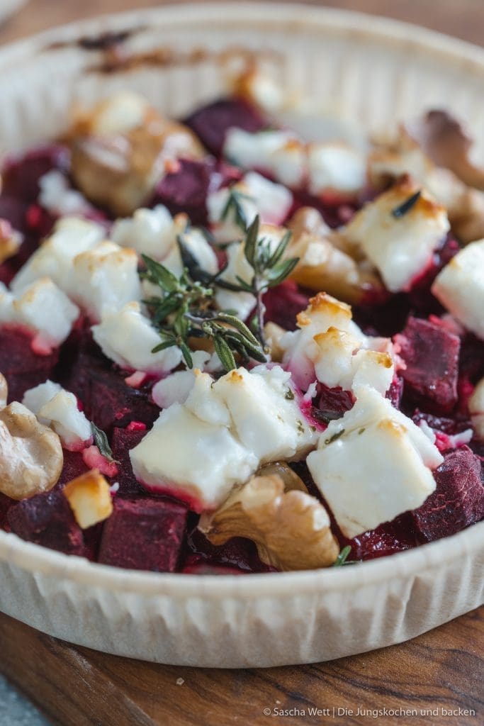 Rote Beete Dinkel Tartelettes 5 | Seid ihr auch solche Rote Bete Fans? Wir beide auf jeden Fall. Ob sauer eingelegt, frisch gebacken oder auch roh mögen wir die Rübe. Aus diesem Grund haben wir in der letzten Zeit wieder einige Rezepte damit umgesetzt. Dieses Rezept für Rote-Bete-Tartelettes ist entstanden, weil wir für einen Workshop, den Sascha bei uns zu Hause gegeben hat, eine kleine Leckerei anbieten wollten.
