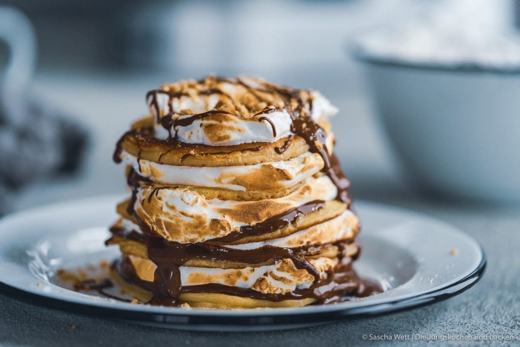 SMores Pancakes kenwood cooking chef 10 | Auf das heutige Rezept freue ich mich besonders. Es ist eine meiner liebsten "Schweinereien" und das heute mal in einer verdammt sündigen aber auch verdammt leckeren Version. Es gibt nämlich Pancakes!! Aber nicht einfach so, sondern schön hochgestapelt und zwischen den Pancakes befindet sich feinste Marshmallow-Creme und Schokolade. Daher nennen wir sie S'mores Pancakes.