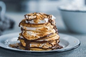 SMores Pancakes kenwood cooking chef 10 | Auf das heutige Rezept freue ich mich besonders. Es ist eine meiner liebsten "Schweinereien" und das heute mal in einer verdammt sündigen aber auch verdammt leckeren Version. Es gibt nämlich Pancakes!! Aber nicht einfach so, sondern schön hochgestapelt und zwischen den Pancakes befindet sich feinste Marshmallow-Creme und Schokolade. Daher nennen wir sie S'mores Pancakes.
