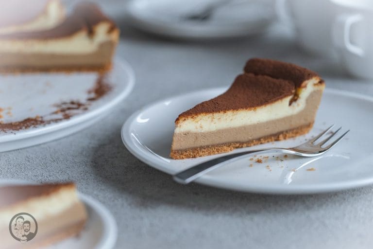 tiramisu kaesekuchen 1 | Wenn uns eine Sache verbindet, dann ist es der Sonntagnachmittag mit Kaffee, Kuchen und der Frage: „Wer schneidet an?“ Aus genau dieser Liebe ist über die Jahre eine ziemlich große Sammlung geworden – mal schnell vom Blech, mal sonntäglich aus der Springform, mal nach einem Rezept, das schon Oma Lore in ihrer Kölner Küche gebacken hat.
