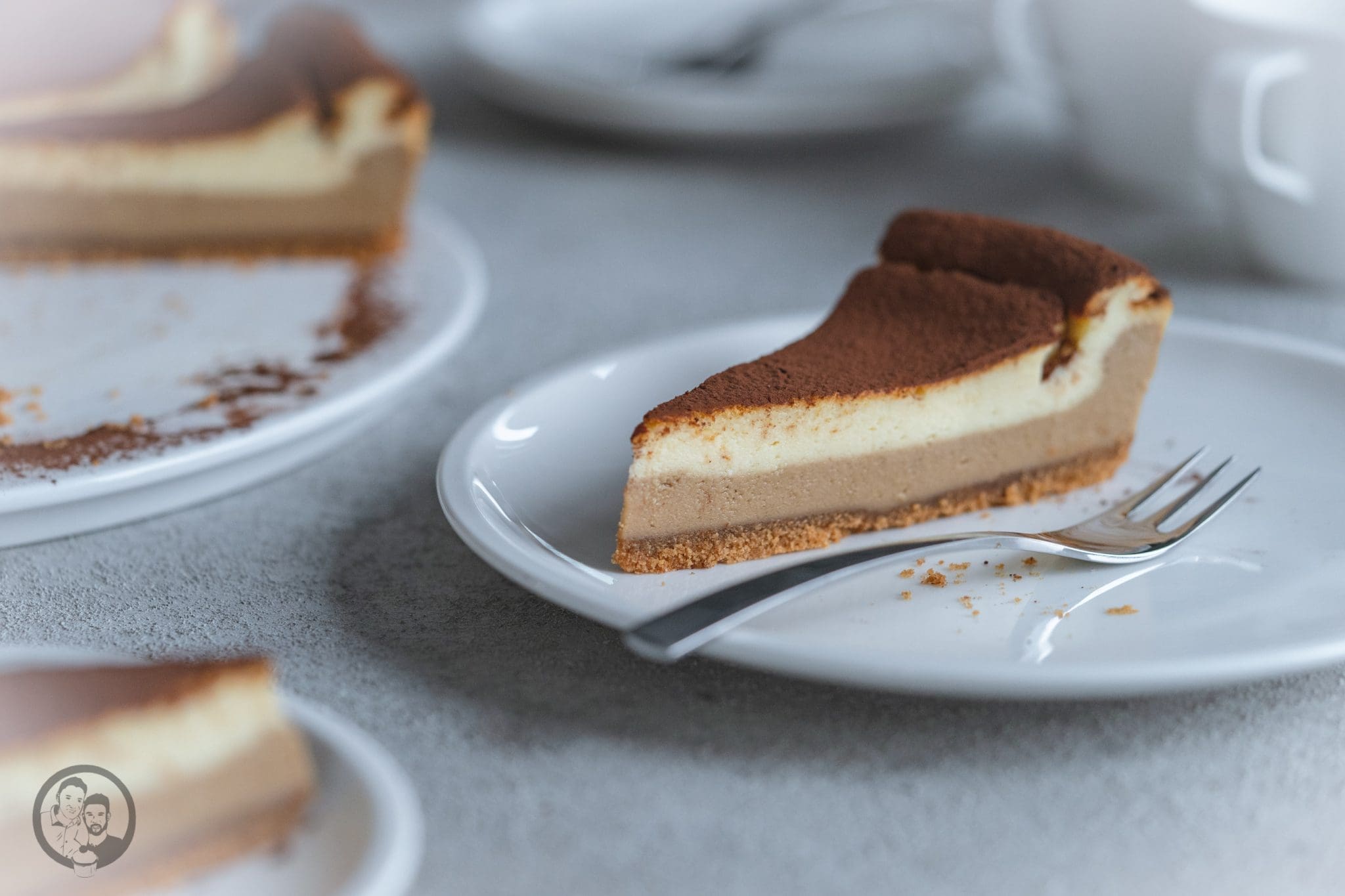 tiramisu kaesekuchen 1 | Kennt ihr das auch? Ihr seid zu zweit, mit der Familie oder mit Freunden zum Essen verabredet. Den halben Tag über schaut ihr schon vorher in die Speisekarte, um heraus zu finden, was es gibt. Dann kommen schon die ersten Überlegungen, was ihr essen wollt, um das dann zig Mal wieder über den Haufen zu werfen, weil ihr euch nicht entscheiden könnt. Ihr findet immer etwas, was vielleicht doch noch besser ist.Was hat unser Tiramisu-Käsekuchen damit zu tun? ... Kommt gleich!