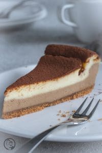 Tiramisu Käsekuchen 3 tiramisu kaesekuchen 2 | Kennt ihr das auch? Ihr seid zu zweit, mit der Familie oder mit Freunden zum Essen verabredet. Den halben Tag über schaut ihr schon vorher in die Speisekarte, um heraus zu finden, was es gibt. Dann kommen schon die ersten Überlegungen, was ihr essen wollt, um das dann zig Mal wieder über den Haufen zu werfen, weil ihr euch nicht entscheiden könnt. Ihr findet immer etwas, was vielleicht doch noch besser ist.Was hat unser Tiramisu-Käsekuchen damit zu tun? ... Kommt gleich!