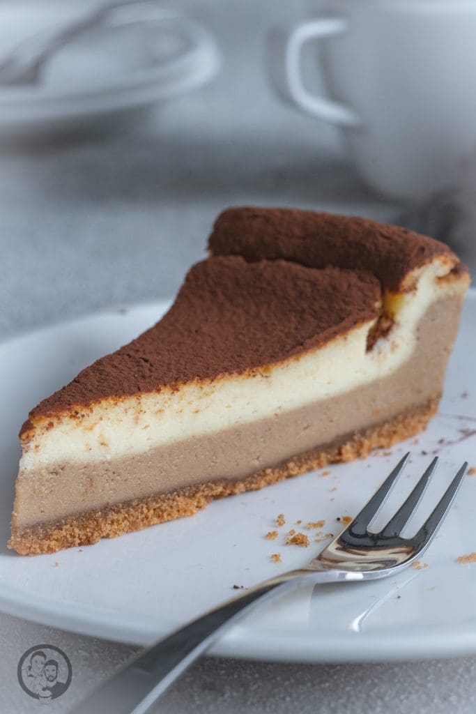 tiramisu kaesekuchen 2 | Kennt ihr das auch? Ihr seid zu zweit, mit der Familie oder mit Freunden zum Essen verabredet. Den halben Tag über schaut ihr schon vorher in die Speisekarte, um heraus zu finden, was es gibt. Dann kommen schon die ersten Überlegungen, was ihr essen wollt, um das dann zig Mal wieder über den Haufen zu werfen, weil ihr euch nicht entscheiden könnt. Ihr findet immer etwas, was vielleicht doch noch besser ist.Was hat unser Tiramisu-Käsekuchen damit zu tun? ... Kommt gleich!