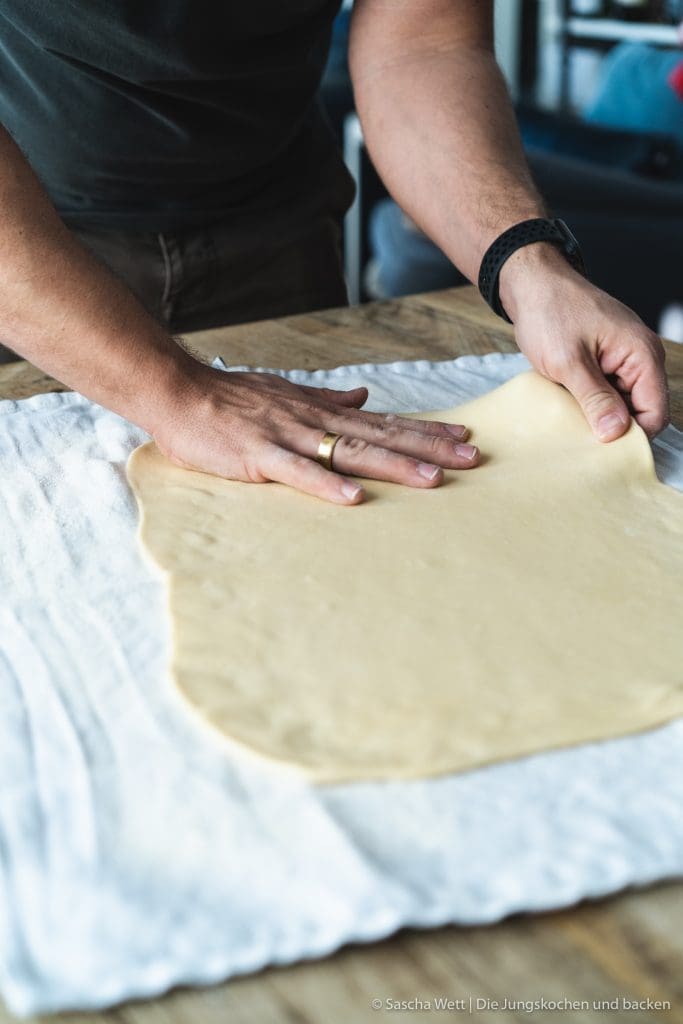 Klassischer Apfelstrudel 2 Apfelstrudel Miele 1 | Klassischer Apfelstrudel ist für uns mehr als nur ein einfaches Dessert. Er erinnert an Sonntage bei der Familie, an den Duft von Äpfeln und Zimt, der durchs ganze Haus zieht, und an dieses warme Gefühl, wenn man ihn frisch aus dem Ofen serviert bekommt. Wir zeigen euch heute unser Rezept für einen klassischen Apfelstrudel mit hauchdünnem Strudelteig und saftiger Apfelfüllung. Keine Sorge! Auch wenn ihr noch nie Strudelteig selber gemacht habt, mit ein paar Tricks klappt es richtig gut. Und falls ihr einen Kombi Dampfgarer habt, verraten wir euch auch, wie ihr ihn darin perfekt backen könnt.