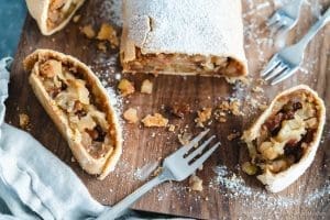 Apfelstrudel Miele 12 | Klassischer Apfelstrudel ist für uns mehr als nur ein einfaches Dessert. Er erinnert an Sonntage bei der Familie, an den Duft von Äpfeln und Zimt, der durchs ganze Haus zieht, und an dieses warme Gefühl, wenn man ihn frisch aus dem Ofen serviert bekommt. Wir zeigen euch heute unser Rezept für einen klassischen Apfelstrudel mit hauchdünnem Strudelteig und saftiger Apfelfüllung. Keine Sorge! Auch wenn ihr noch nie Strudelteig selber gemacht habt, mit ein paar Tricks klappt es richtig gut. Und falls ihr einen Kombi Dampfgarer habt, verraten wir euch auch, wie ihr ihn darin perfekt backen könnt.