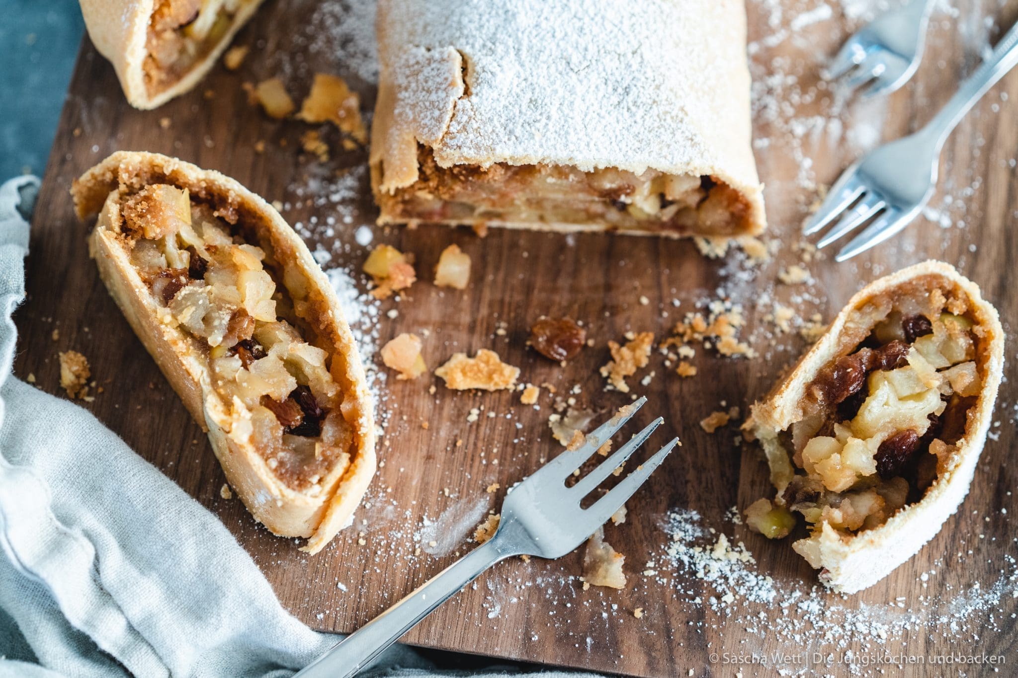 Klassischer Apfelstrudel 7 Apfelstrudel Miele 12 | Klassischer Apfelstrudel ist für uns mehr als nur ein einfaches Dessert. Er erinnert an Sonntage bei der Familie, an den Duft von Äpfeln und Zimt, der durchs ganze Haus zieht, und an dieses warme Gefühl, wenn man ihn frisch aus dem Ofen serviert bekommt. Wir zeigen euch heute unser Rezept für einen klassischen Apfelstrudel mit hauchdünnem Strudelteig und saftiger Apfelfüllung. Keine Sorge! Auch wenn ihr noch nie Strudelteig selber gemacht habt, mit ein paar Tricks klappt es richtig gut. Und falls ihr einen Kombi Dampfgarer habt, verraten wir euch auch, wie ihr ihn darin perfekt backen könnt.