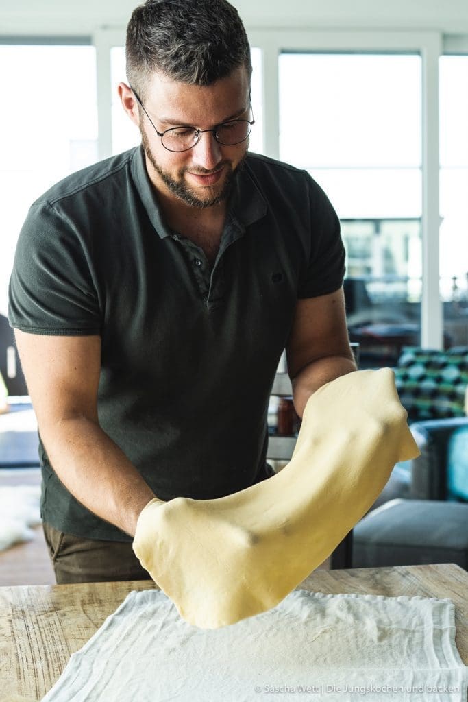 Klassischer Apfelstrudel 3 Apfelstrudel Miele 2 | Klassischer Apfelstrudel ist für uns mehr als nur ein einfaches Dessert. Er erinnert an Sonntage bei der Familie, an den Duft von Äpfeln und Zimt, der durchs ganze Haus zieht, und an dieses warme Gefühl, wenn man ihn frisch aus dem Ofen serviert bekommt. Wir zeigen euch heute unser Rezept für einen klassischen Apfelstrudel mit hauchdünnem Strudelteig und saftiger Apfelfüllung. Keine Sorge! Auch wenn ihr noch nie Strudelteig selber gemacht habt, mit ein paar Tricks klappt es richtig gut. Und falls ihr einen Kombi Dampfgarer habt, verraten wir euch auch, wie ihr ihn darin perfekt backen könnt.