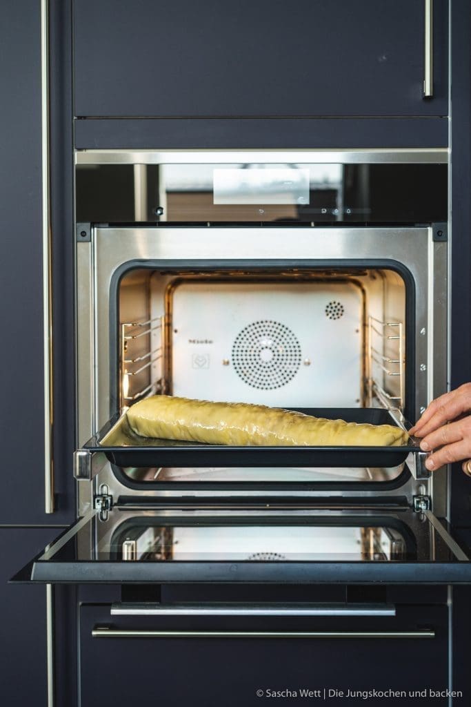 Klassischer Apfelstrudel 5 Apfelstrudel Miele 6 | Klassischer Apfelstrudel ist für uns mehr als nur ein einfaches Dessert. Er erinnert an Sonntage bei der Familie, an den Duft von Äpfeln und Zimt, der durchs ganze Haus zieht, und an dieses warme Gefühl, wenn man ihn frisch aus dem Ofen serviert bekommt. Wir zeigen euch heute unser Rezept für einen klassischen Apfelstrudel mit hauchdünnem Strudelteig und saftiger Apfelfüllung. Keine Sorge! Auch wenn ihr noch nie Strudelteig selber gemacht habt, mit ein paar Tricks klappt es richtig gut. Und falls ihr einen Kombi Dampfgarer habt, verraten wir euch auch, wie ihr ihn darin perfekt backen könnt.