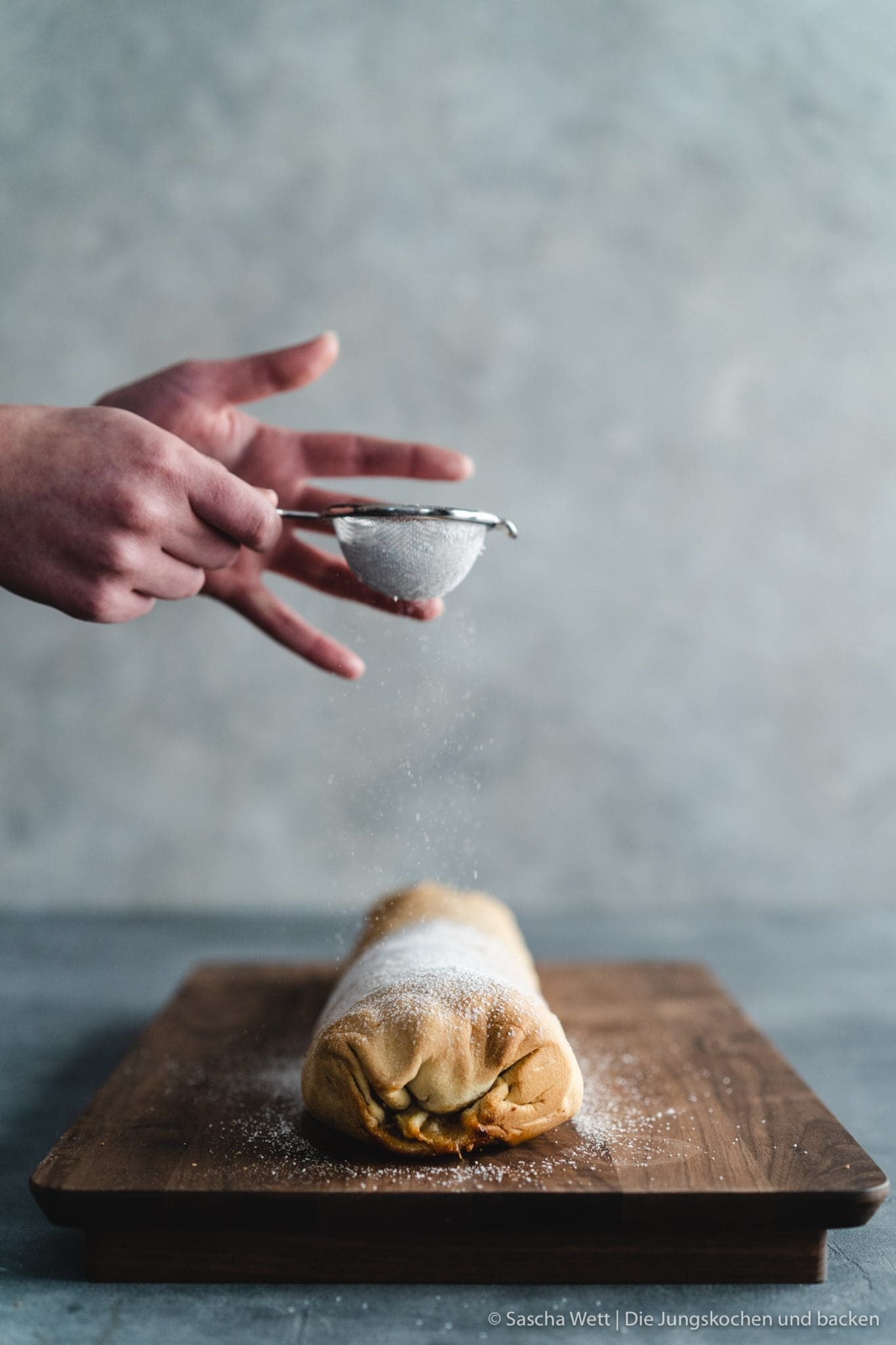 Klassischer Apfelstrudel 6 Apfelstrudel Miele 8 | Klassischer Apfelstrudel ist für uns mehr als nur ein einfaches Dessert. Er erinnert an Sonntage bei der Familie, an den Duft von Äpfeln und Zimt, der durchs ganze Haus zieht, und an dieses warme Gefühl, wenn man ihn frisch aus dem Ofen serviert bekommt. Wir zeigen euch heute unser Rezept für einen klassischen Apfelstrudel mit hauchdünnem Strudelteig und saftiger Apfelfüllung. Keine Sorge! Auch wenn ihr noch nie Strudelteig selber gemacht habt, mit ein paar Tricks klappt es richtig gut. Und falls ihr einen Kombi Dampfgarer habt, verraten wir euch auch, wie ihr ihn darin perfekt backen könnt.