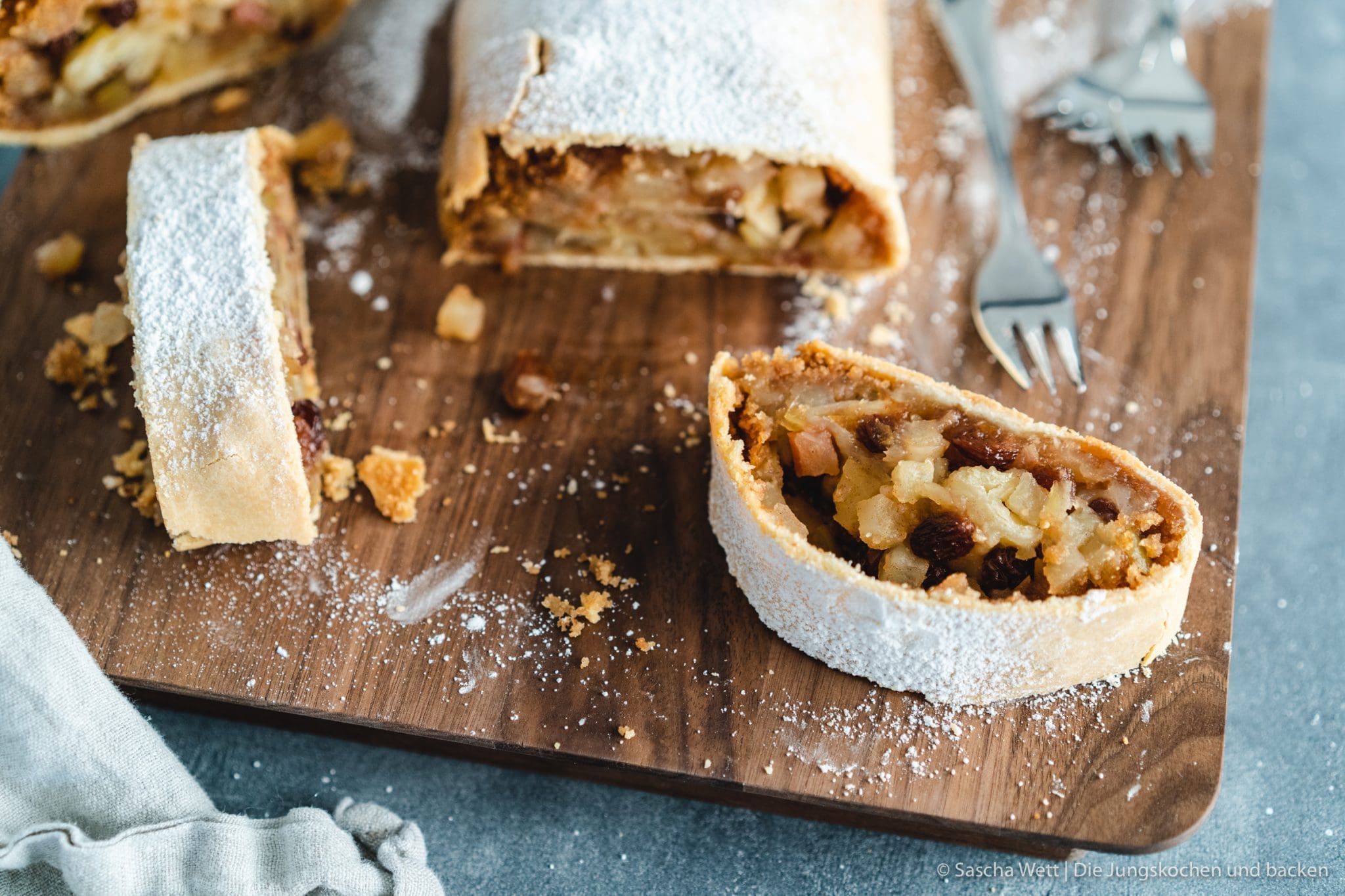 Klassischer Apfelstrudel 1 Apfelstrudel Miele 9 | Klassischer Apfelstrudel ist für uns mehr als nur ein einfaches Dessert. Er erinnert an Sonntage bei der Familie, an den Duft von Äpfeln und Zimt, der durchs ganze Haus zieht, und an dieses warme Gefühl, wenn man ihn frisch aus dem Ofen serviert bekommt. Wir zeigen euch heute unser Rezept für einen klassischen Apfelstrudel mit hauchdünnem Strudelteig und saftiger Apfelfüllung. Keine Sorge! Auch wenn ihr noch nie Strudelteig selber gemacht habt, mit ein paar Tricks klappt es richtig gut. Und falls ihr einen Kombi Dampfgarer habt, verraten wir euch auch, wie ihr ihn darin perfekt backen könnt.