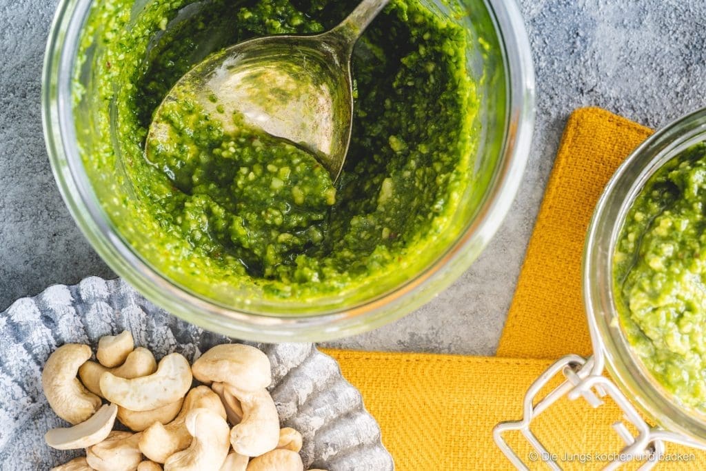 Bärlauch Pesto 2 | Endlich ist es wieder so weit und auf den Märkten und im Supermarkt sieht man wieder grün. Die Bärlauch Saison hat gestartet. Und wir beide sind mit dabei. Wir haben also sofort bei meiner Muddi im Garten nach geschaut, ob ihr Bärlauch auch schon soweit ist. Aber leider braucht der irgendwie ein wenig länger. Jetzt hat sie auch keine riesige Menge davon, aber so frisch bekommt man Bärlauch auch kaum woanders.