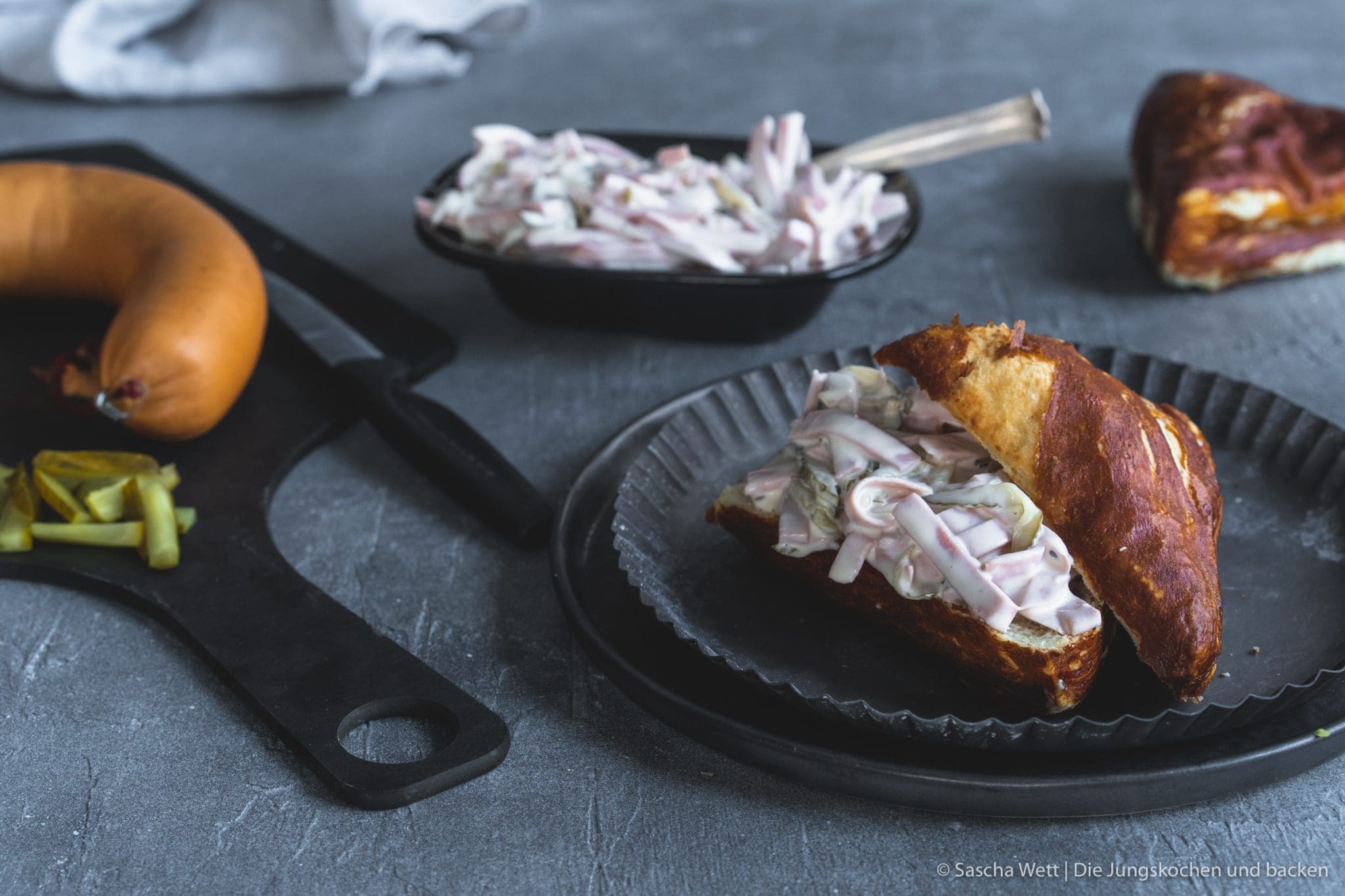 Rezept für Fleischsalat. Ob mit Mayonnaise oder mit Essig und Öl. Wir mögen beide Variationen. Aber diesen hier noch ein wenig mehr. #wievommetzger #fleischwurst #fleischsalat #rezepte #schnellerezepte #mayonaisse