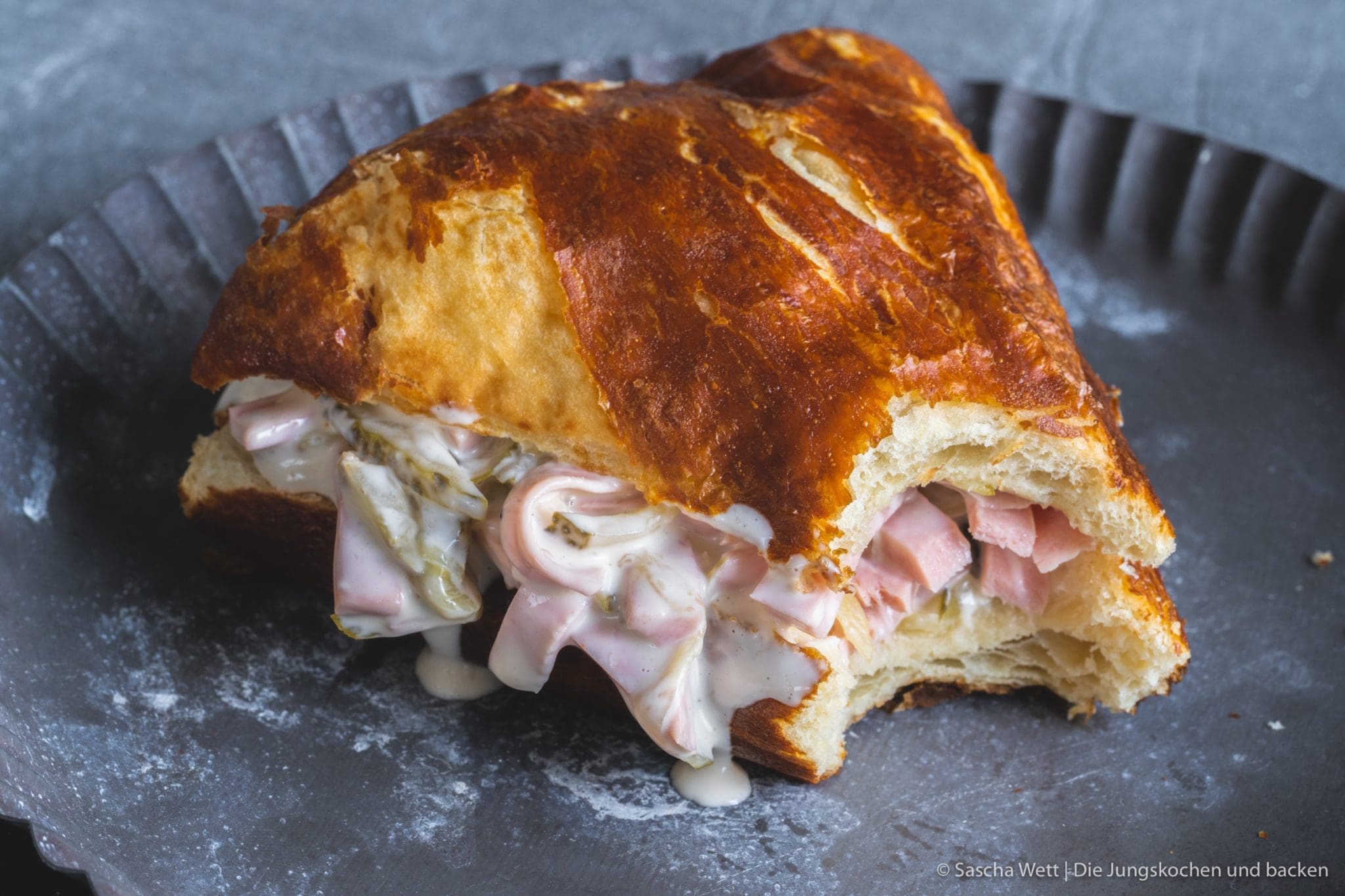 Rezept für Fleischsalat. Ob mit Mayonnaise oder mit Essig und Öl. Wir mögen beide Variationen. Aber diesen hier noch ein wenig mehr. #wievommetzger #fleischwurst #fleischsalat #rezepte #schnellerezepte #mayonaisse