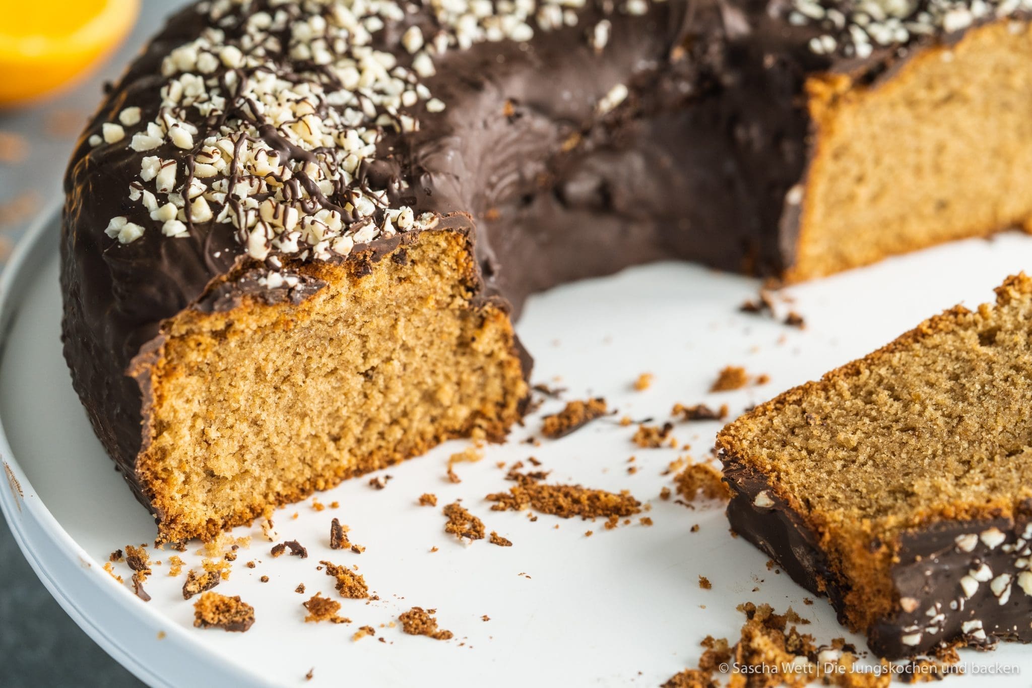 Orangen Mandelkuchen 3 | Jetzt sind wir gerade erst ein paar Tage wieder aus unserem kurzen Urlaub auf Gran Canaria zurück in Köln und schon stehen wir wieder in der Küche. In diesem Fall ich alleine. Der Grund dafür ist, dass ich zu Saschas Geburtstag, der genau in unseren Urlaub fiel, natürlich auch einen Geburtstagskuchen für ihn backen musste. Oder eher gesagt, wollte. Bei der Überlegung, was es für einen Kuchen geben wird, gab es verschiedene Punkte, die ich bedenken musste. Am Ende wurde es ein Orangen-Mandelkuchen.