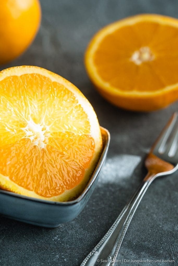 Orangen Mandelkuchen 4 | Jetzt sind wir gerade erst ein paar Tage wieder aus unserem kurzen Urlaub auf Gran Canaria zurück in Köln und schon stehen wir wieder in der Küche. In diesem Fall ich alleine. Der Grund dafür ist, dass ich zu Saschas Geburtstag, der genau in unseren Urlaub fiel, natürlich auch einen Geburtstagskuchen für ihn backen musste. Oder eher gesagt, wollte. Bei der Überlegung, was es für einen Kuchen geben wird, gab es verschiedene Punkte, die ich bedenken musste. Am Ende wurde es ein Orangen-Mandelkuchen.