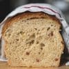 Selbstgebackenes Brot mit Erdnüssen 3 Sauerkraut Dinkelbrot Speck 10 | Heute haben wir wieder ein Rezept für euch, das wir mit Erdnüssen zubereitet haben. Und zwar ein selbstgebackenes Brot. Allerdings ist das ein Rezept, das wir schon im Mai, als wir auf unserer Reise mit dem Wohnmobil durch die Bretagne unterwegs waren, zum ersten Mal gebacken haben. Denn auch unterwegs backen wir unser Brot am Liebsten selber! Herausgekommen ist ein richtig tolles Frühstücksbrot und wir wussten, dass wir das unbedingt nochmal in unserem heimischen Offen neu backen müssen, damit ihr das leckere Brot auch nach unserem Rezept selber backen könnt.