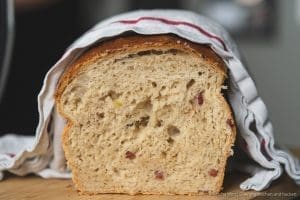 Sauerkraut - Dinkelbrot mit Speck 9 Sauerkraut Dinkelbrot Speck 10 | Letztes Wochenende hatten wir liebe Gäste bei uns zu Hause, mit denen wir gemeinsam gekocht und gebacken haben. Was wir eigentlich immer machen, wenn Besuch ansteht, ist irgendwas Leckeres vorzubereiten. Dann kann man direkt schonmal ein wenig futtern und kommt in die richtige Stimmung. Das war dieses Mal nicht anders und womit ihr als Appetizer nie falsch liegt, ist ein saftiges und fluffiges hausgemachtes Brot. Dazu gute Butter und 1-2 leckere Aufstriche, wie z.B. unser Hummus, und es kann nichts mehr schief gehen. Unser Sauerkraut - Dinkelbrot mit Speck hat unsere Gäste mehr als begeistert und auch ihr wart nach dem Bild in unserer Instastory ganz verrückt nach dem Rezept.