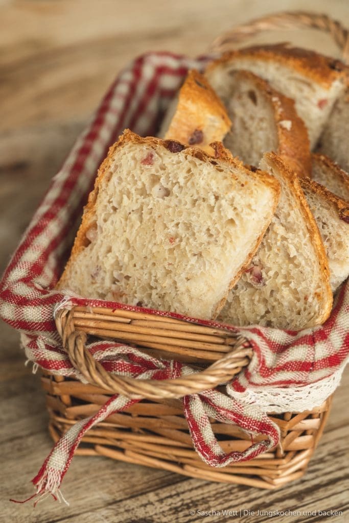 Sauerkraut - Dinkelbrot mit Speck 9 Sauerkraut Dinkelbrot Speck 12 | Letztes Wochenende hatten wir liebe Gäste bei uns zu Hause, mit denen wir gemeinsam gekocht und gebacken haben. Was wir eigentlich immer machen, wenn Besuch ansteht, ist irgendwas Leckeres vorzubereiten. Dann kann man direkt schonmal ein wenig futtern und kommt in die richtige Stimmung. Das war dieses Mal nicht anders und womit ihr als Appetizer nie falsch liegt, ist ein saftiges und fluffiges hausgemachtes Brot. Dazu gute Butter und 1-2 leckere Aufstriche, wie z.B. unser Hummus, und es kann nichts mehr schief gehen. Unser Sauerkraut - Dinkelbrot mit Speck hat unsere Gäste mehr als begeistert und auch ihr wart nach dem Bild in unserer Instastory ganz verrückt nach dem Rezept.