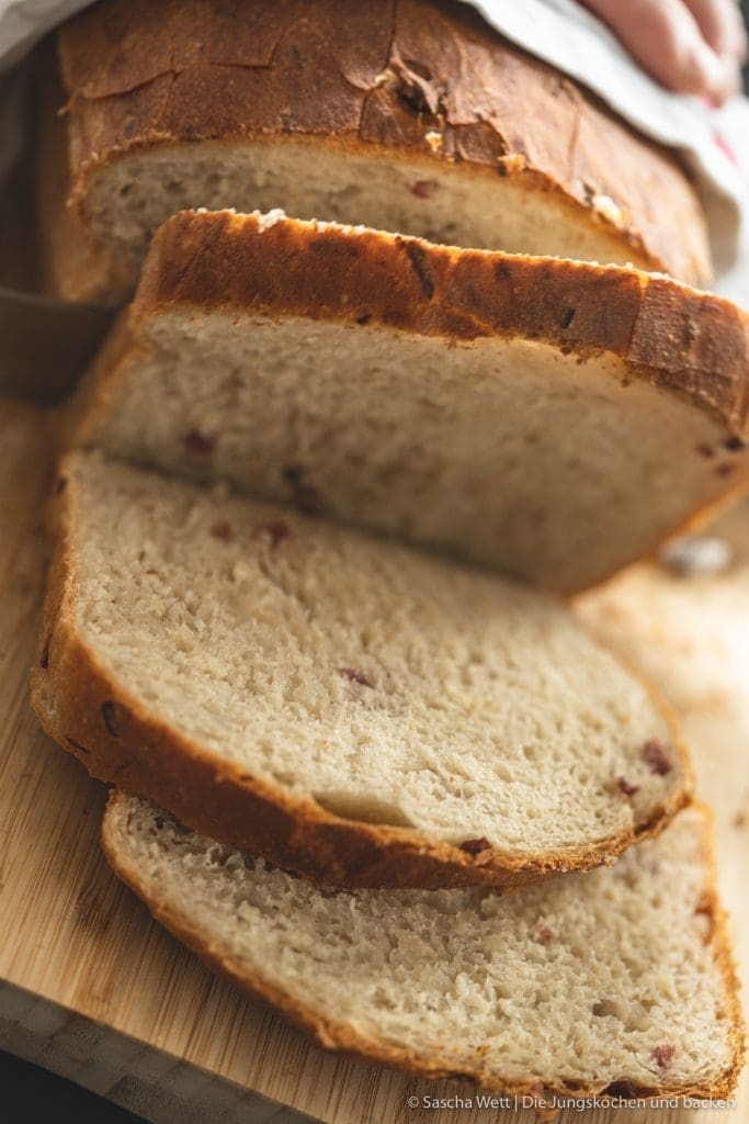 Sauerkraut - Dinkelbrot mit Speck 4 Sauerkraut Dinkelbrot Speck 4 | Letztes Wochenende hatten wir liebe Gäste bei uns zu Hause, mit denen wir gemeinsam gekocht und gebacken haben. Was wir eigentlich immer machen, wenn Besuch ansteht, ist irgendwas Leckeres vorzubereiten. Dann kann man direkt schonmal ein wenig futtern und kommt in die richtige Stimmung. Das war dieses Mal nicht anders und womit ihr als Appetizer nie falsch liegt, ist ein saftiges und fluffiges hausgemachtes Brot. Dazu gute Butter und 1-2 leckere Aufstriche, wie z.B. unser Hummus, und es kann nichts mehr schief gehen. Unser Sauerkraut - Dinkelbrot mit Speck hat unsere Gäste mehr als begeistert und auch ihr wart nach dem Bild in unserer Instastory ganz verrückt nach dem Rezept.