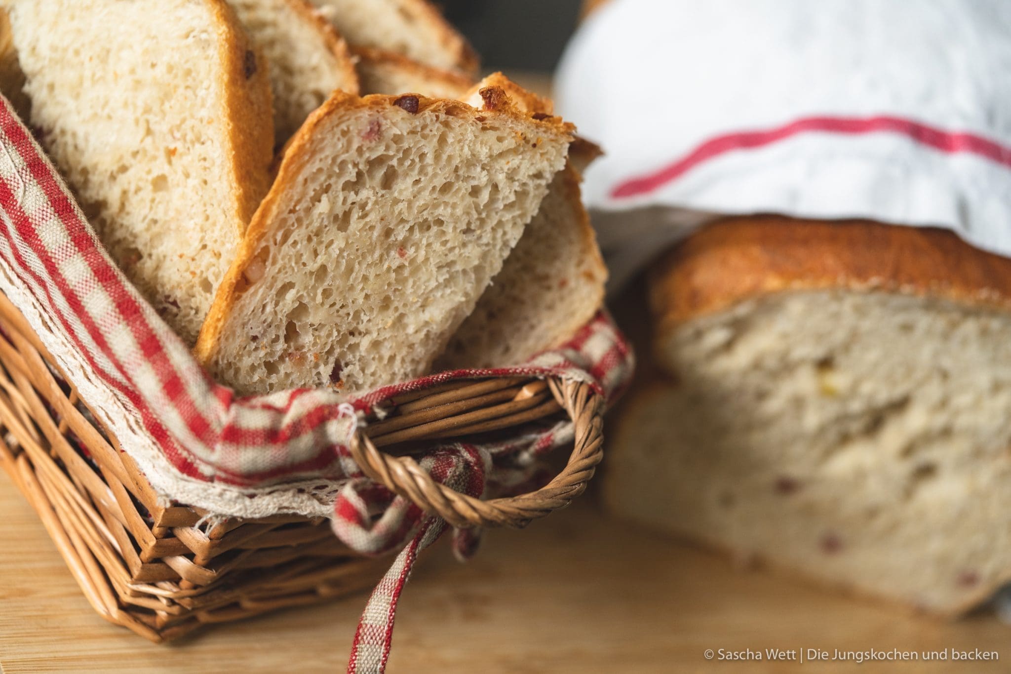 Sauerkraut - Dinkelbrot mit Speck 1 Sauerkraut Dinkelbrot Speck 6 | Letztes Wochenende hatten wir liebe Gäste bei uns zu Hause, mit denen wir gemeinsam gekocht und gebacken haben. Was wir eigentlich immer machen, wenn Besuch ansteht, ist irgendwas Leckeres vorzubereiten. Dann kann man direkt schonmal ein wenig futtern und kommt in die richtige Stimmung. Das war dieses Mal nicht anders und womit ihr als Appetizer nie falsch liegt, ist ein saftiges und fluffiges hausgemachtes Brot. Dazu gute Butter und 1-2 leckere Aufstriche, wie z.B. unser Hummus, und es kann nichts mehr schief gehen. Unser Sauerkraut - Dinkelbrot mit Speck hat unsere Gäste mehr als begeistert und auch ihr wart nach dem Bild in unserer Instastory ganz verrückt nach dem Rezept.