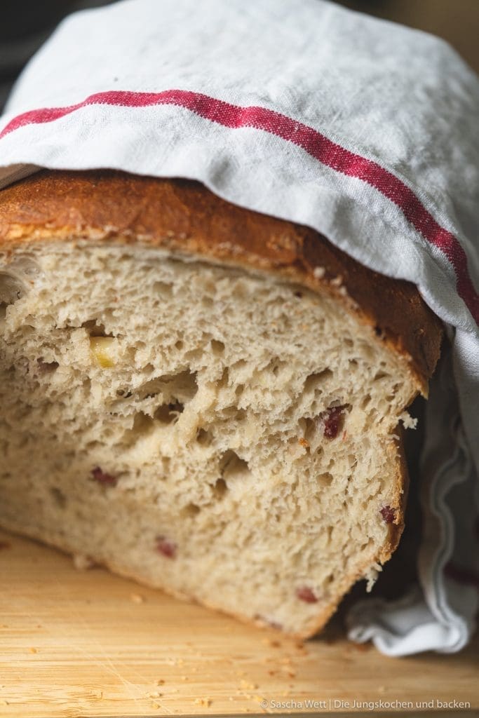 Sauerkraut - Dinkelbrot mit Speck 5 Sauerkraut Dinkelbrot Speck 8 | Letztes Wochenende hatten wir liebe Gäste bei uns zu Hause, mit denen wir gemeinsam gekocht und gebacken haben. Was wir eigentlich immer machen, wenn Besuch ansteht, ist irgendwas Leckeres vorzubereiten. Dann kann man direkt schonmal ein wenig futtern und kommt in die richtige Stimmung. Das war dieses Mal nicht anders und womit ihr als Appetizer nie falsch liegt, ist ein saftiges und fluffiges hausgemachtes Brot. Dazu gute Butter und 1-2 leckere Aufstriche, wie z.B. unser Hummus, und es kann nichts mehr schief gehen. Unser Sauerkraut - Dinkelbrot mit Speck hat unsere Gäste mehr als begeistert und auch ihr wart nach dem Bild in unserer Instastory ganz verrückt nach dem Rezept.