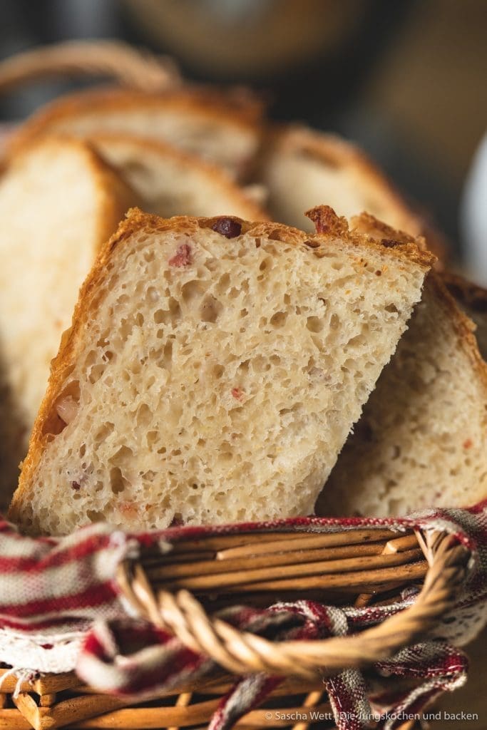 Sauerkraut - Dinkelbrot mit Speck 6 Sauerkraut Dinkelbrot Speck 9 | Letztes Wochenende hatten wir liebe Gäste bei uns zu Hause, mit denen wir gemeinsam gekocht und gebacken haben. Was wir eigentlich immer machen, wenn Besuch ansteht, ist irgendwas Leckeres vorzubereiten. Dann kann man direkt schonmal ein wenig futtern und kommt in die richtige Stimmung. Das war dieses Mal nicht anders und womit ihr als Appetizer nie falsch liegt, ist ein saftiges und fluffiges hausgemachtes Brot. Dazu gute Butter und 1-2 leckere Aufstriche, wie z.B. unser Hummus, und es kann nichts mehr schief gehen. Unser Sauerkraut - Dinkelbrot mit Speck hat unsere Gäste mehr als begeistert und auch ihr wart nach dem Bild in unserer Instastory ganz verrückt nach dem Rezept.