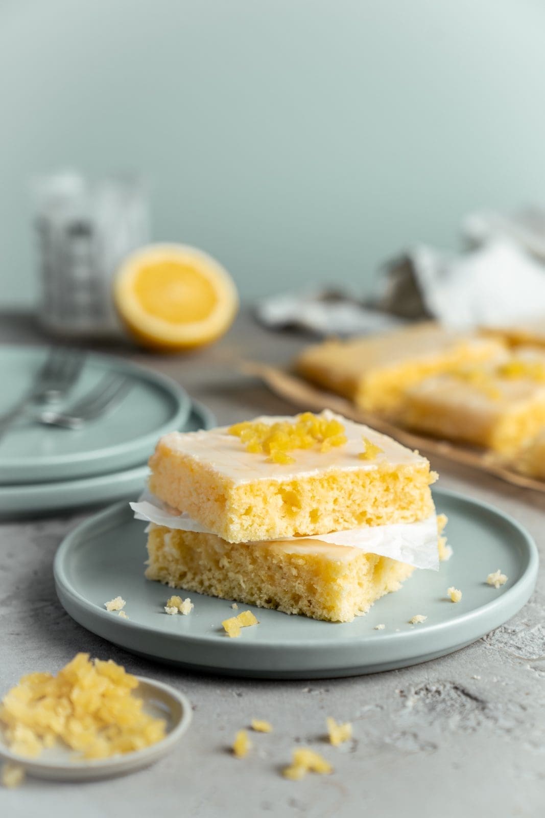 Fruchtige Ingwer-Zitronenschnitten vom Blech 2 Zitronenschnitten mit Ingwer 1 | Wir freuen uns sehr, euch heute unser Rezept für Ingwer-Zitronenschnitten vom Blech zu zeigen! Diese süßen Leckereien sind perfekt, um sich nach einem langen Tag zu verwöhnen oder wenn ihr einfach nur Lust auf etwas Süßes habt. Mit der Kombination aus erfrischender Zitrone und würzigem Ingwer bekommt ihr einen einzigartigen Geschmack, die Mischung aus Süße, Säure mit einer leichten Schärfe - der Knaller! Das Beste daran? Sie sind super einfach auf einem Blech zuzubereiten und somit perfekt, wenn ihr wenig Zeit habt oder nicht gerne abwascht (wer tut das schon gerne?). Wir zeigen euch Schritt für Schritt, wie ihr diese fruchtigen Ingwer-Zitronenschnitten zu Hause selbst machen könnt. Also schnappt euch eure Backutensilien und lasst uns loslegen!