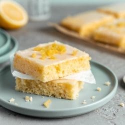 Fruchtige Ingwer-Zitronenschnitten vom Blech 4 Zitronenschnitten mit Ingwer 5 | Wir freuen uns sehr, euch heute unser Rezept für Ingwer-Zitronenschnitten vom Blech zu zeigen! Diese süßen Leckereien sind perfekt, um sich nach einem langen Tag zu verwöhnen oder wenn ihr einfach nur Lust auf etwas Süßes habt. Mit der Kombination aus erfrischender Zitrone und würzigem Ingwer bekommt ihr einen einzigartigen Geschmack, die Mischung aus Süße, Säure mit einer leichten Schärfe - der Knaller! Das Beste daran? Sie sind super einfach auf einem Blech zuzubereiten und somit perfekt, wenn ihr wenig Zeit habt oder nicht gerne abwascht (wer tut das schon gerne?). Wir zeigen euch Schritt für Schritt, wie ihr diese fruchtigen Ingwer-Zitronenschnitten zu Hause selbst machen könnt. Also schnappt euch eure Backutensilien und lasst uns loslegen!