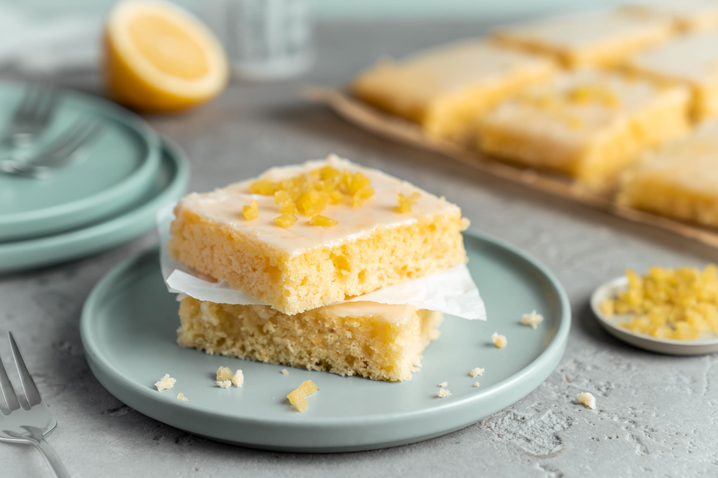 Fruchtige Ingwer-Zitronenschnitten vom Blech 1 Zitronenschnitten mit Ingwer 5 | Wir freuen uns sehr, euch heute unser Rezept für Ingwer-Zitronenschnitten vom Blech zu zeigen! Diese süßen Leckereien sind perfekt, um sich nach einem langen Tag zu verwöhnen oder wenn ihr einfach nur Lust auf etwas Süßes habt. Mit der Kombination aus erfrischender Zitrone und würzigem Ingwer bekommt ihr einen einzigartigen Geschmack, die Mischung aus Süße, Säure mit einer leichten Schärfe - der Knaller! Das Beste daran? Sie sind super einfach auf einem Blech zuzubereiten und somit perfekt, wenn ihr wenig Zeit habt oder nicht gerne abwascht (wer tut das schon gerne?). Wir zeigen euch Schritt für Schritt, wie ihr diese fruchtigen Ingwer-Zitronenschnitten zu Hause selbst machen könnt. Also schnappt euch eure Backutensilien und lasst uns loslegen!