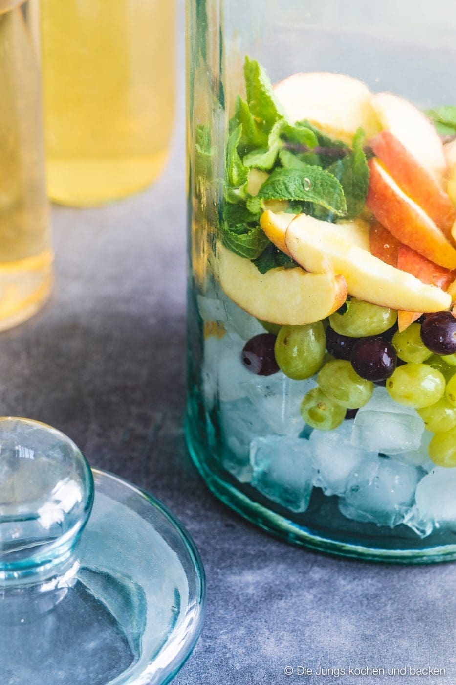 Bowle Saft 1 | Heute haben wir eine wunderbar fruchtige Bowle für euch dabei! Gerade an den warmen Tagen ist man doch für jede Abkühlung dankbar, oder? Aber warum irgendetwas trinken?! Eine erfrischende, alkoholfreie Bowle bringt euch perfekt durch den Tag. Deswegen solltet ihr unbedingt unsere Apfel-Trauben-Bowle mit Ginger Ale und Holunderbeere probieren.