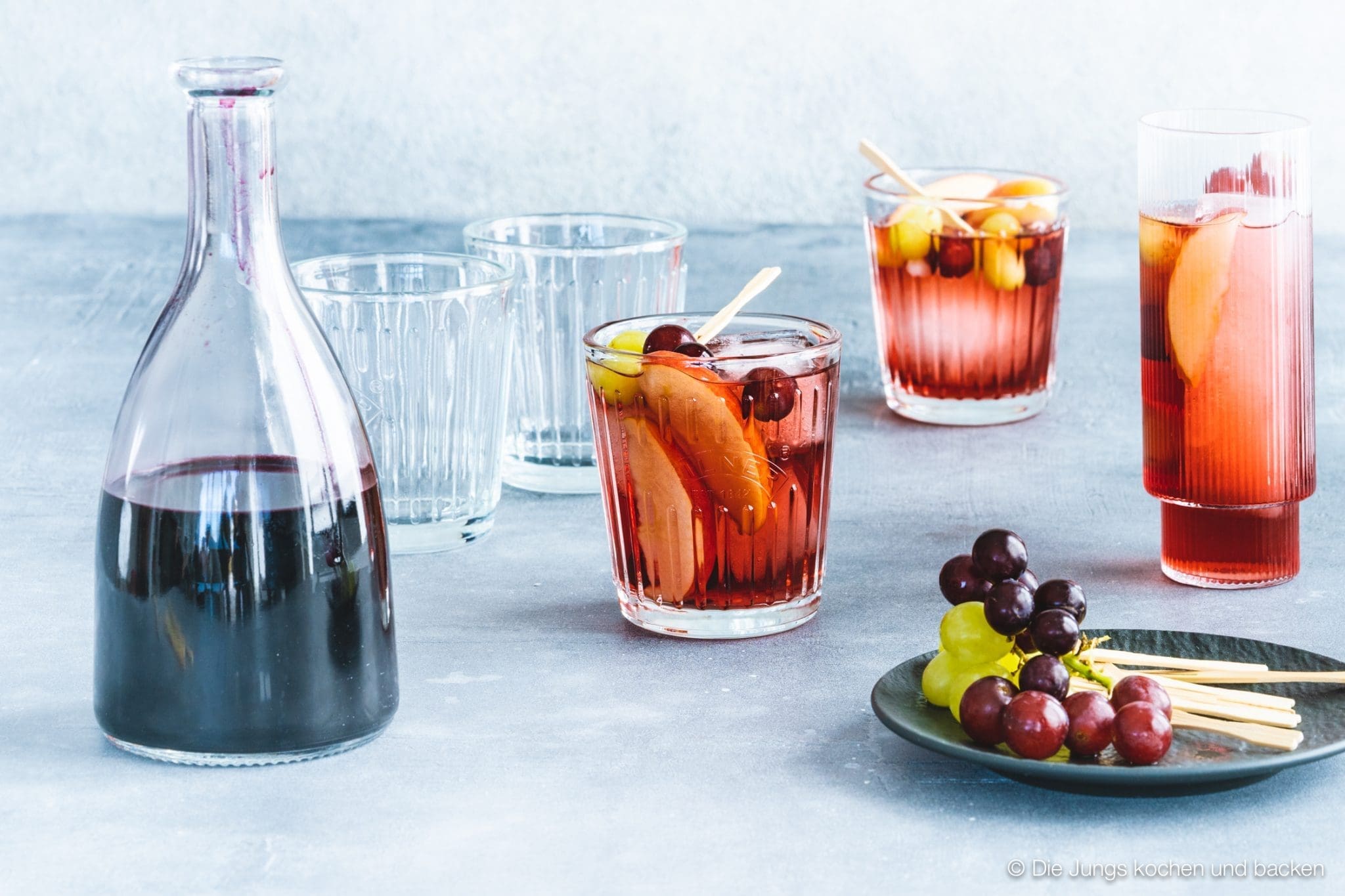 Bowle Saft 11 | Heute haben wir eine wunderbar fruchtige Bowle für euch dabei! Gerade an den warmen Tagen ist man doch für jede Abkühlung dankbar, oder? Aber warum irgendetwas trinken?! Eine erfrischende, alkoholfreie Bowle bringt euch perfekt durch den Tag. Deswegen solltet ihr unbedingt unsere Apfel-Trauben-Bowle mit Ginger Ale und Holunderbeere probieren.