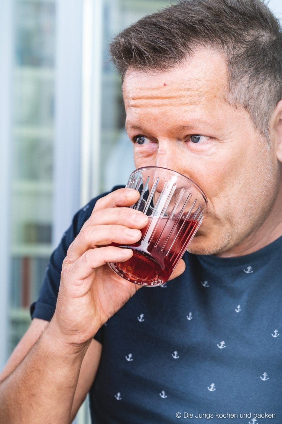 Bowle Saft 14 | Heute haben wir eine wunderbar fruchtige Bowle für euch dabei! Gerade an den warmen Tagen ist man doch für jede Abkühlung dankbar, oder? Aber warum irgendetwas trinken?! Eine erfrischende, alkoholfreie Bowle bringt euch perfekt durch den Tag. Deswegen solltet ihr unbedingt unsere Apfel-Trauben-Bowle mit Ginger Ale und Holunderbeere probieren.