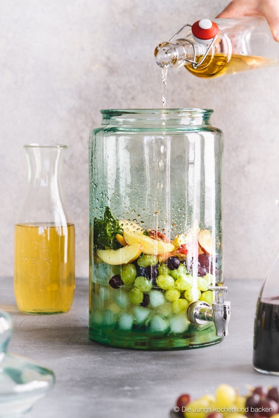 Bowle Saft 2 | Heute haben wir eine wunderbar fruchtige Bowle für euch dabei! Gerade an den warmen Tagen ist man doch für jede Abkühlung dankbar, oder? Aber warum irgendetwas trinken?! Eine erfrischende, alkoholfreie Bowle bringt euch perfekt durch den Tag. Deswegen solltet ihr unbedingt unsere Apfel-Trauben-Bowle mit Ginger Ale und Holunderbeere probieren.