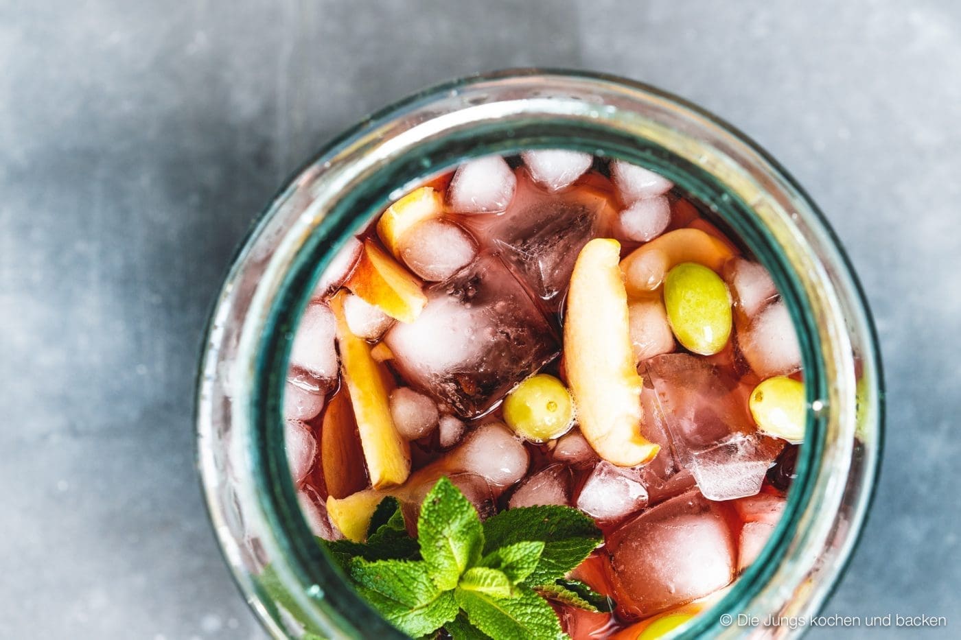 Bowle Saft 5 | Heute haben wir eine wunderbar fruchtige Bowle für euch dabei! Gerade an den warmen Tagen ist man doch für jede Abkühlung dankbar, oder? Aber warum irgendetwas trinken?! Eine erfrischende, alkoholfreie Bowle bringt euch perfekt durch den Tag. Deswegen solltet ihr unbedingt unsere Apfel-Trauben-Bowle mit Ginger Ale und Holunderbeere probieren.